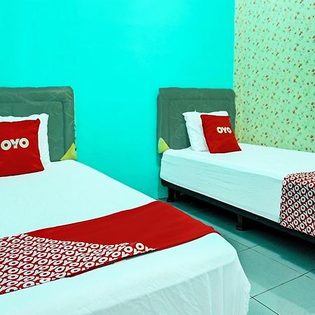Oyo 91731 Home Stay Elis Cateliya Syariah Караванг Экстерьер фото