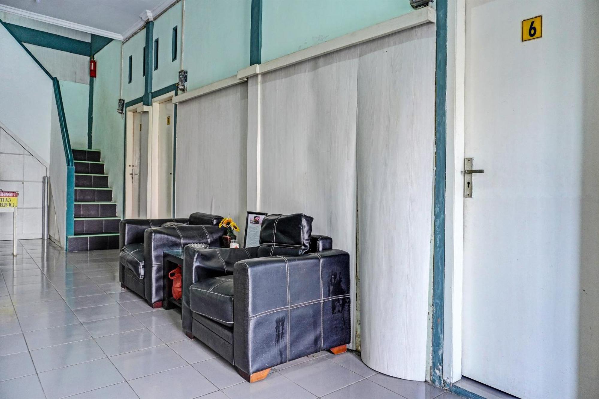 Oyo 91731 Home Stay Elis Cateliya Syariah Караванг Экстерьер фото