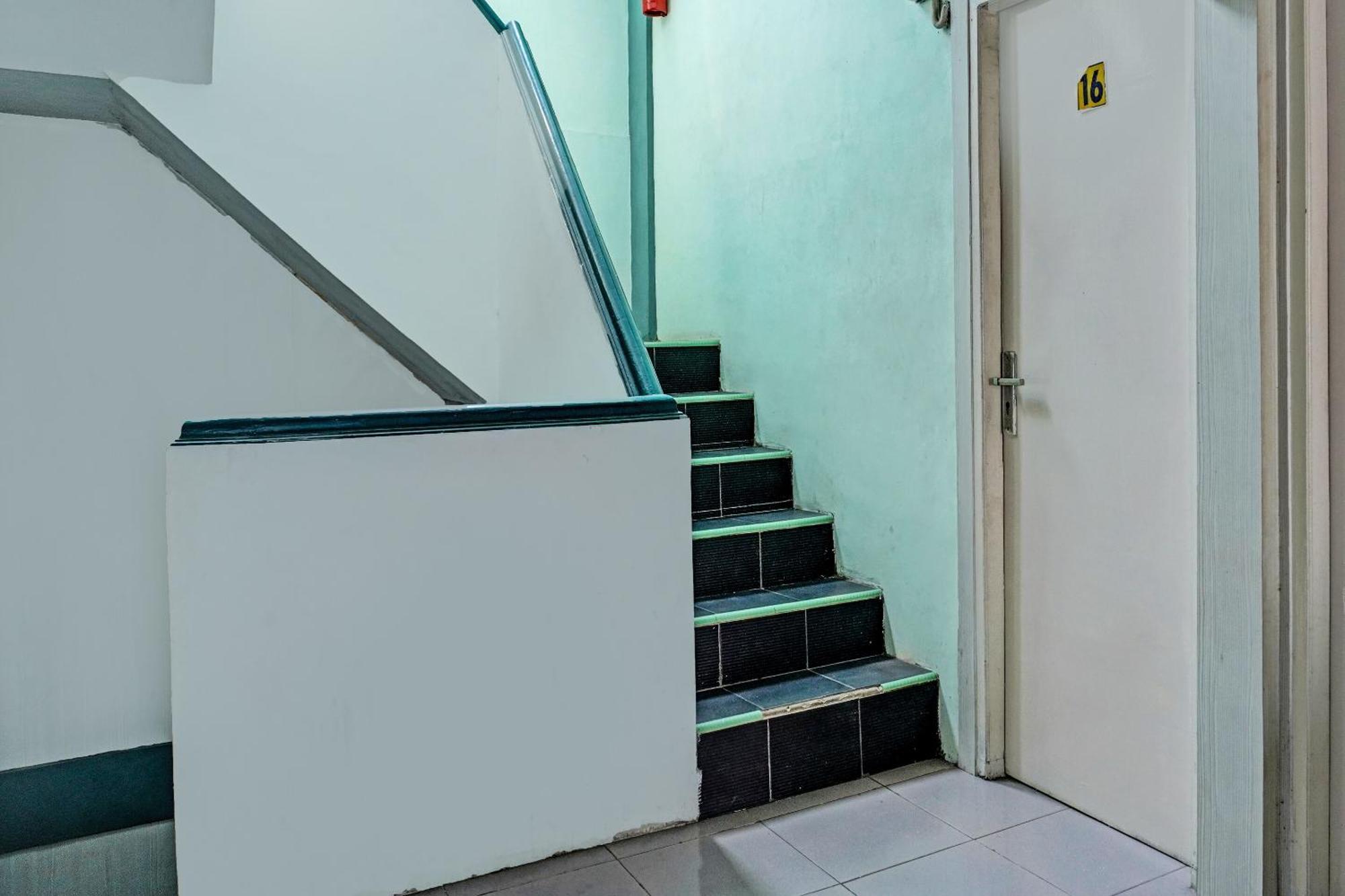 Oyo 91731 Home Stay Elis Cateliya Syariah Караванг Экстерьер фото