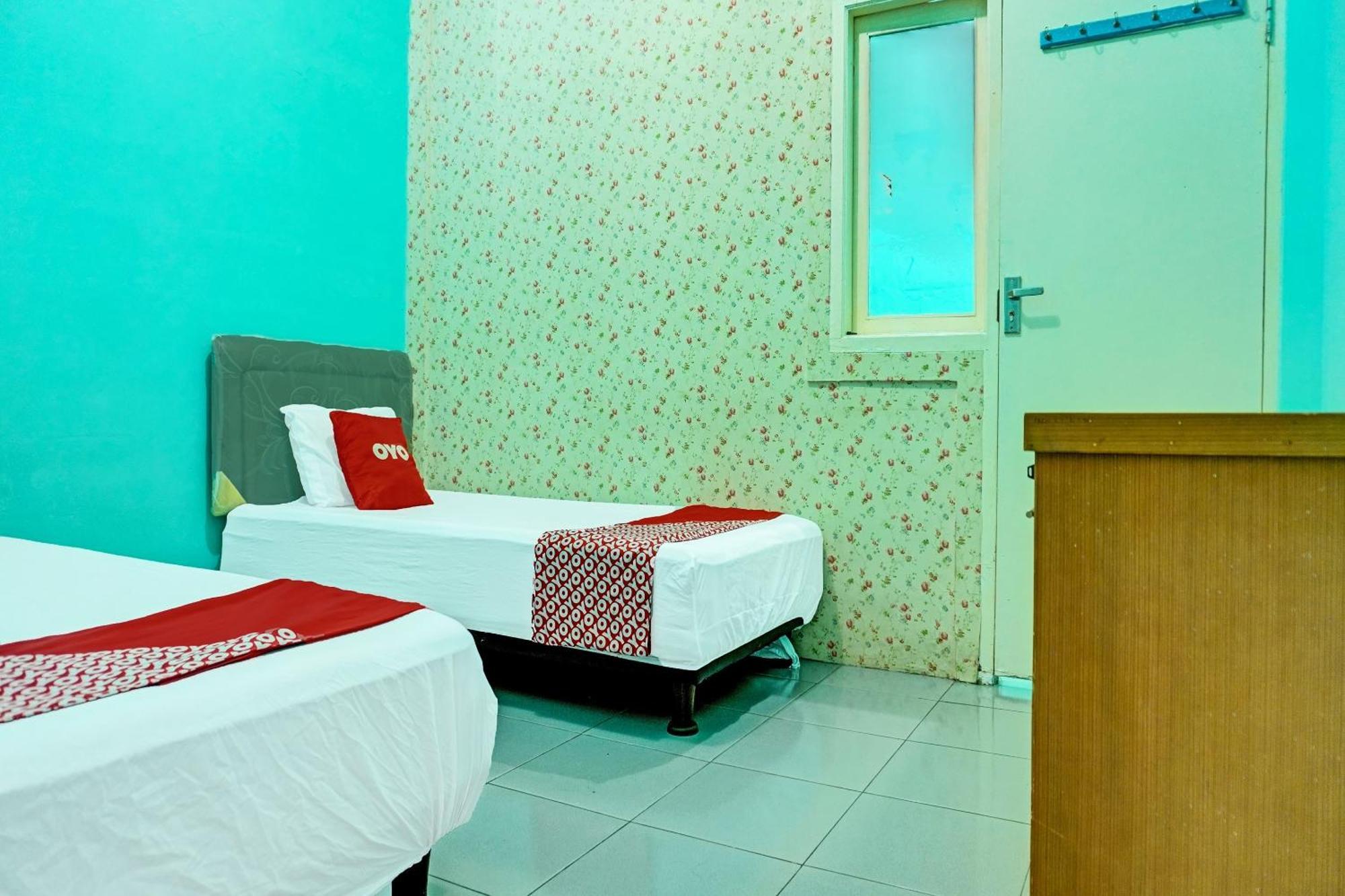 Oyo 91731 Home Stay Elis Cateliya Syariah Караванг Экстерьер фото