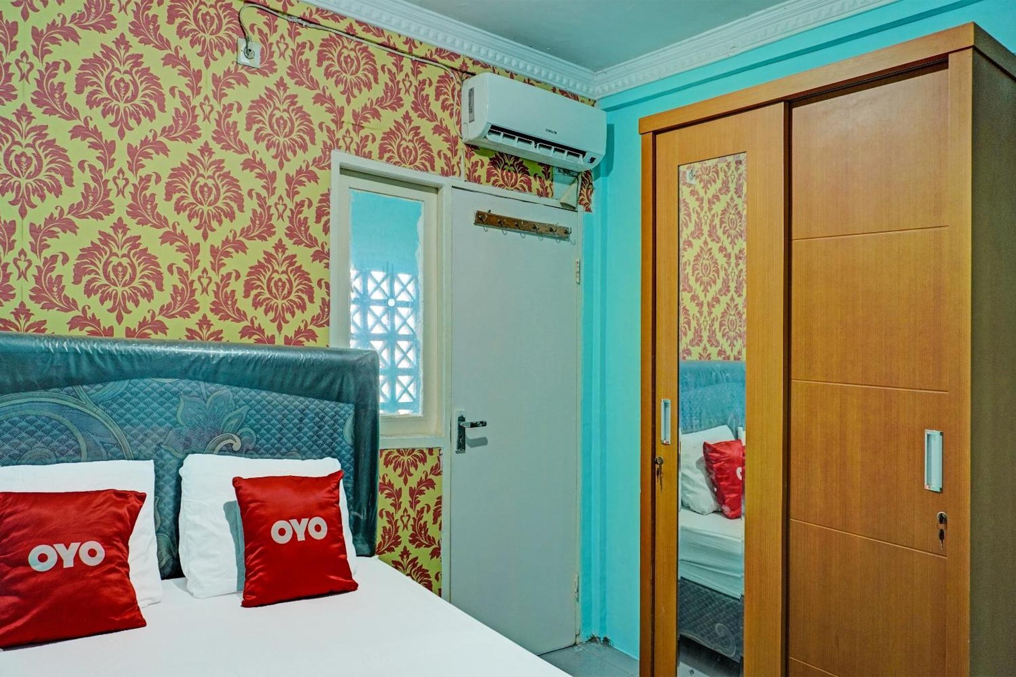 Oyo 91731 Home Stay Elis Cateliya Syariah Караванг Экстерьер фото