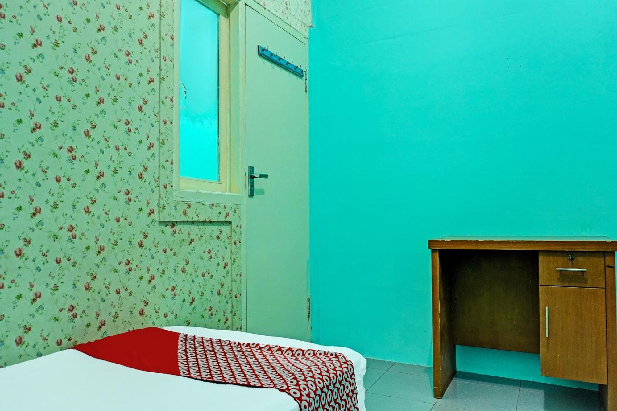 Oyo 91731 Home Stay Elis Cateliya Syariah Караванг Экстерьер фото