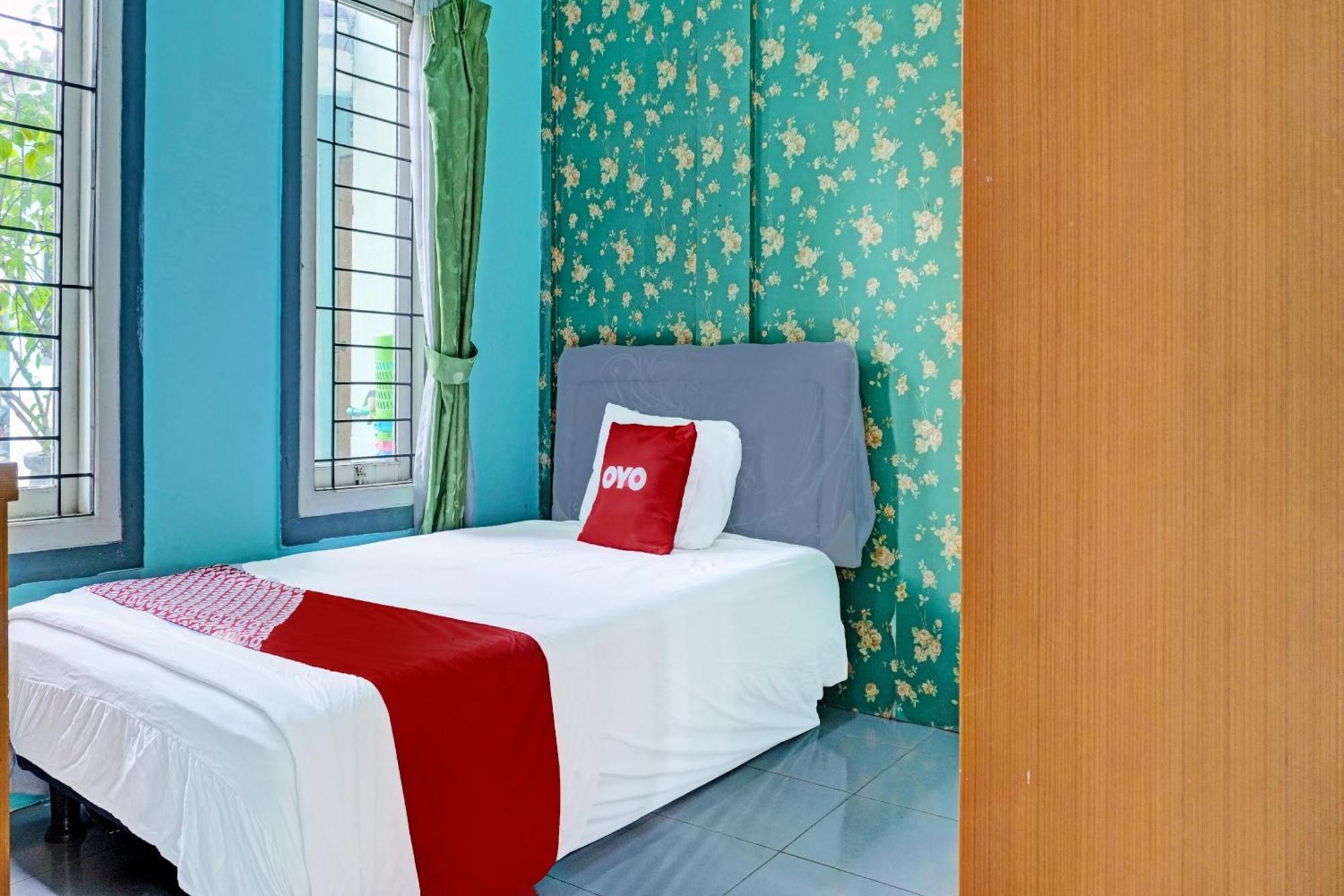 Oyo 91731 Home Stay Elis Cateliya Syariah Караванг Экстерьер фото