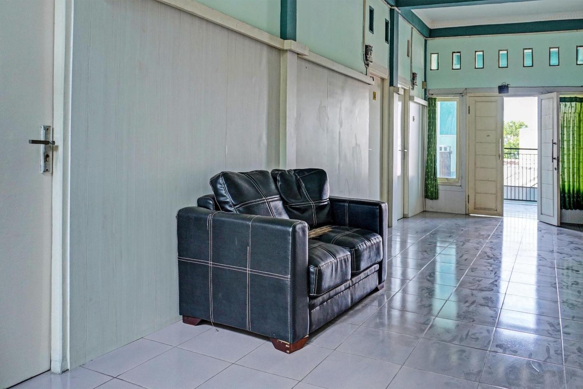 Oyo 91731 Home Stay Elis Cateliya Syariah Караванг Экстерьер фото
