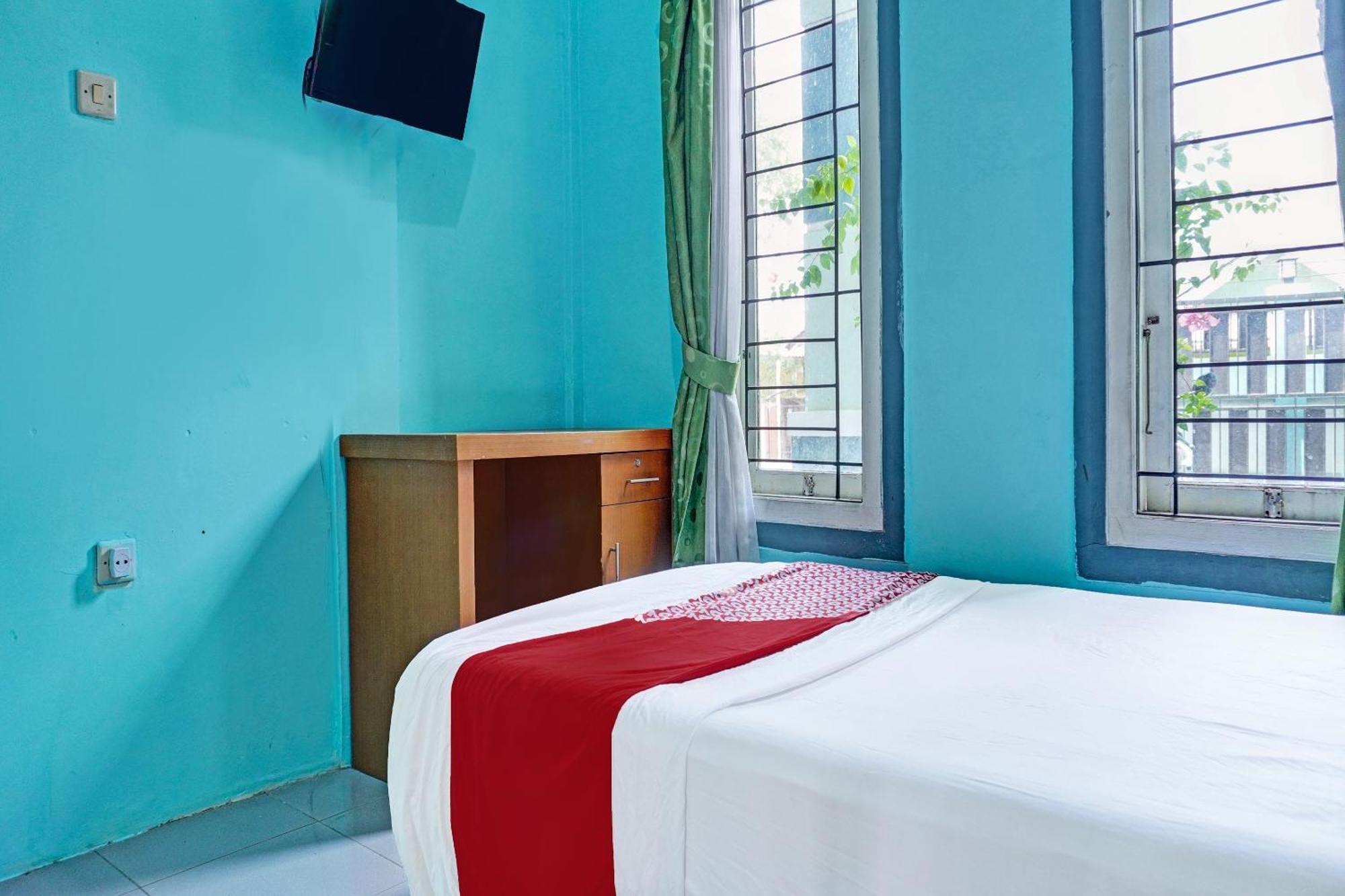 Oyo 91731 Home Stay Elis Cateliya Syariah Караванг Экстерьер фото