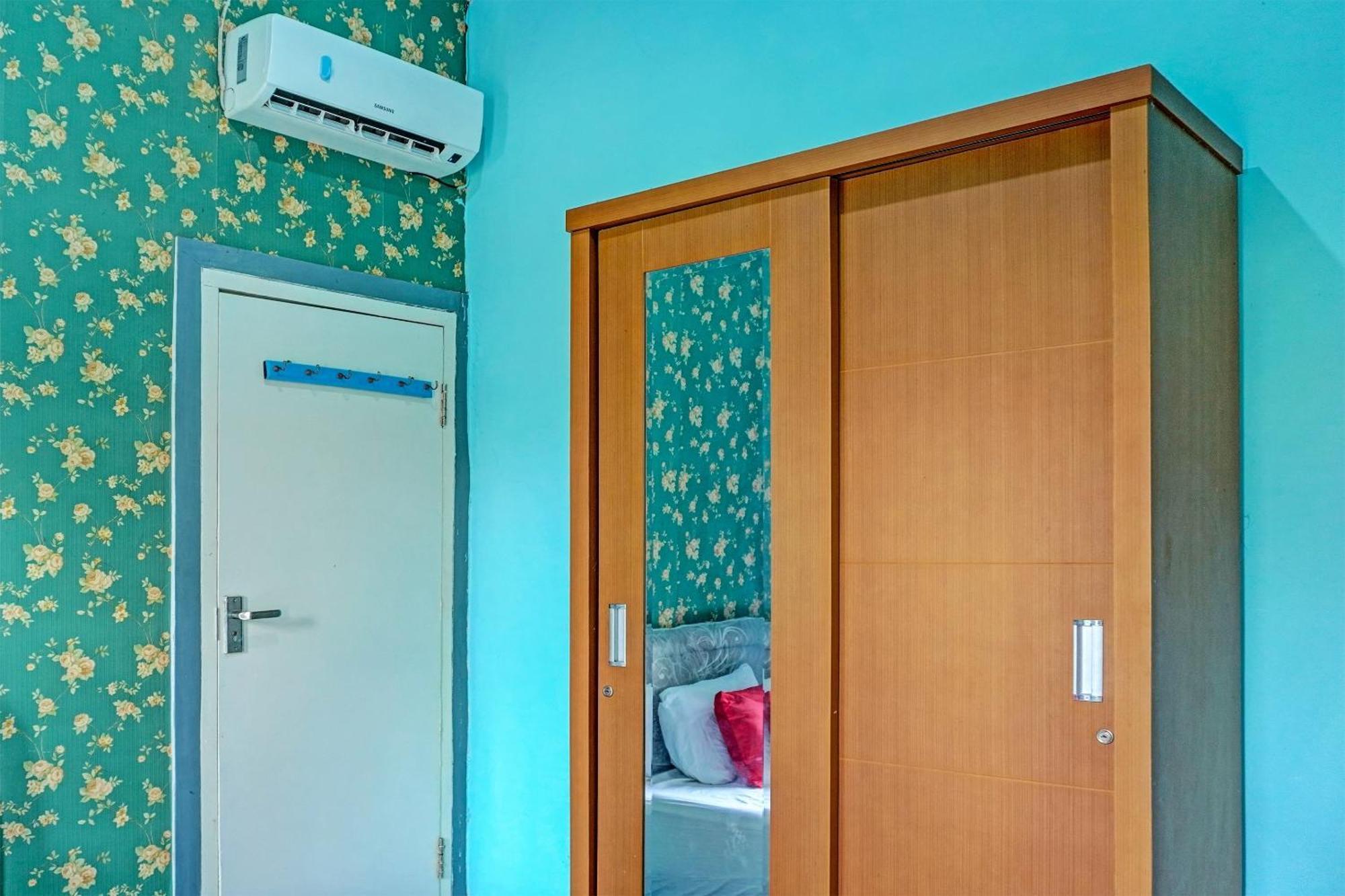 Oyo 91731 Home Stay Elis Cateliya Syariah Караванг Экстерьер фото
