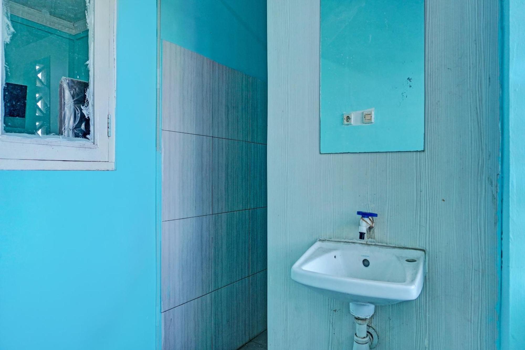 Oyo 91731 Home Stay Elis Cateliya Syariah Караванг Экстерьер фото
