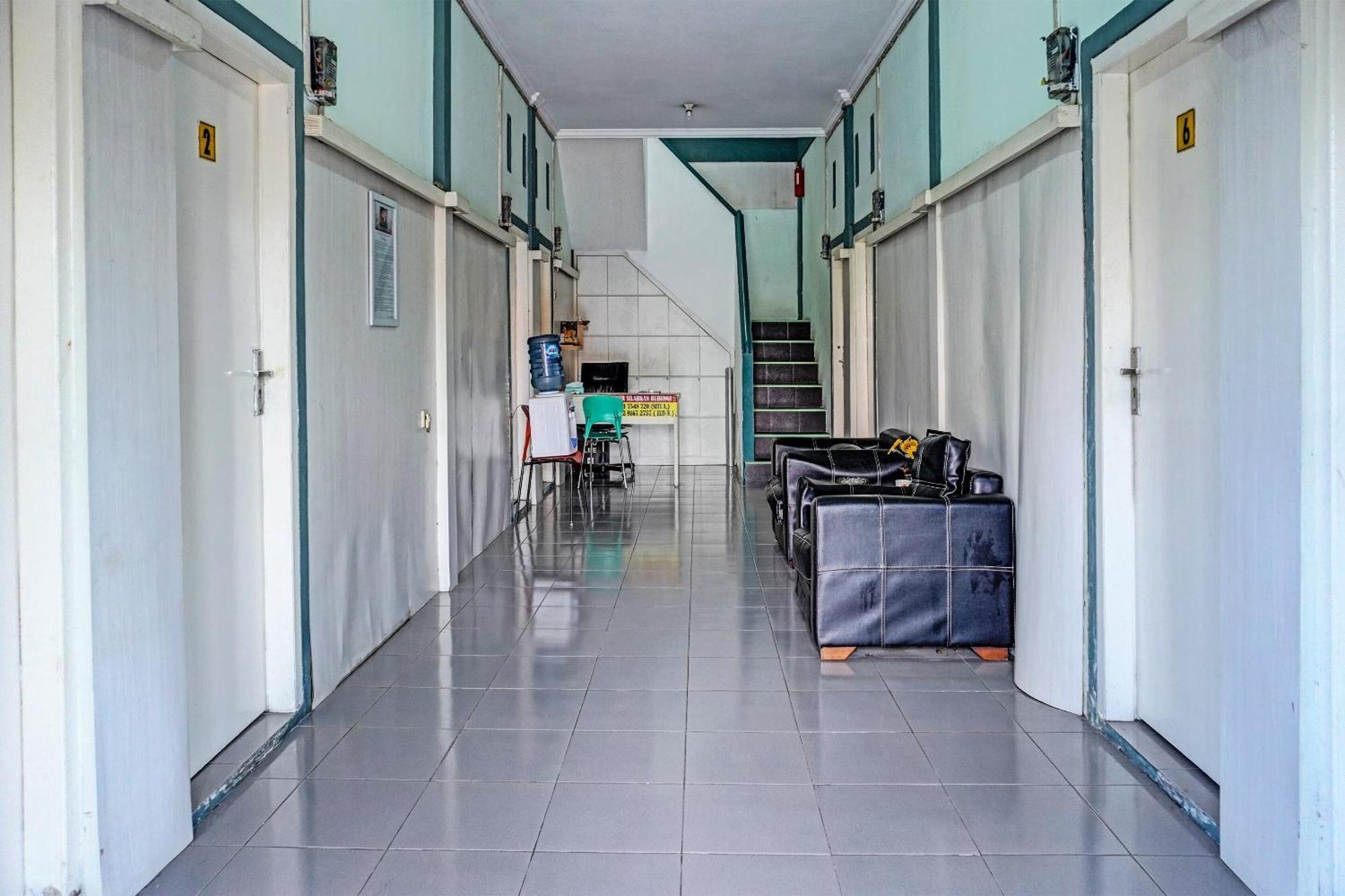 Oyo 91731 Home Stay Elis Cateliya Syariah Караванг Экстерьер фото