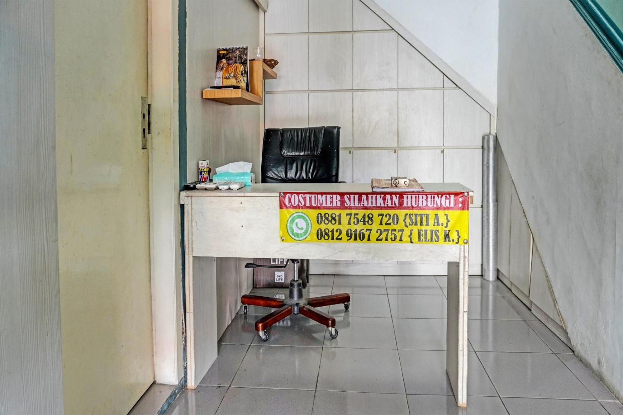Oyo 91731 Home Stay Elis Cateliya Syariah Караванг Экстерьер фото