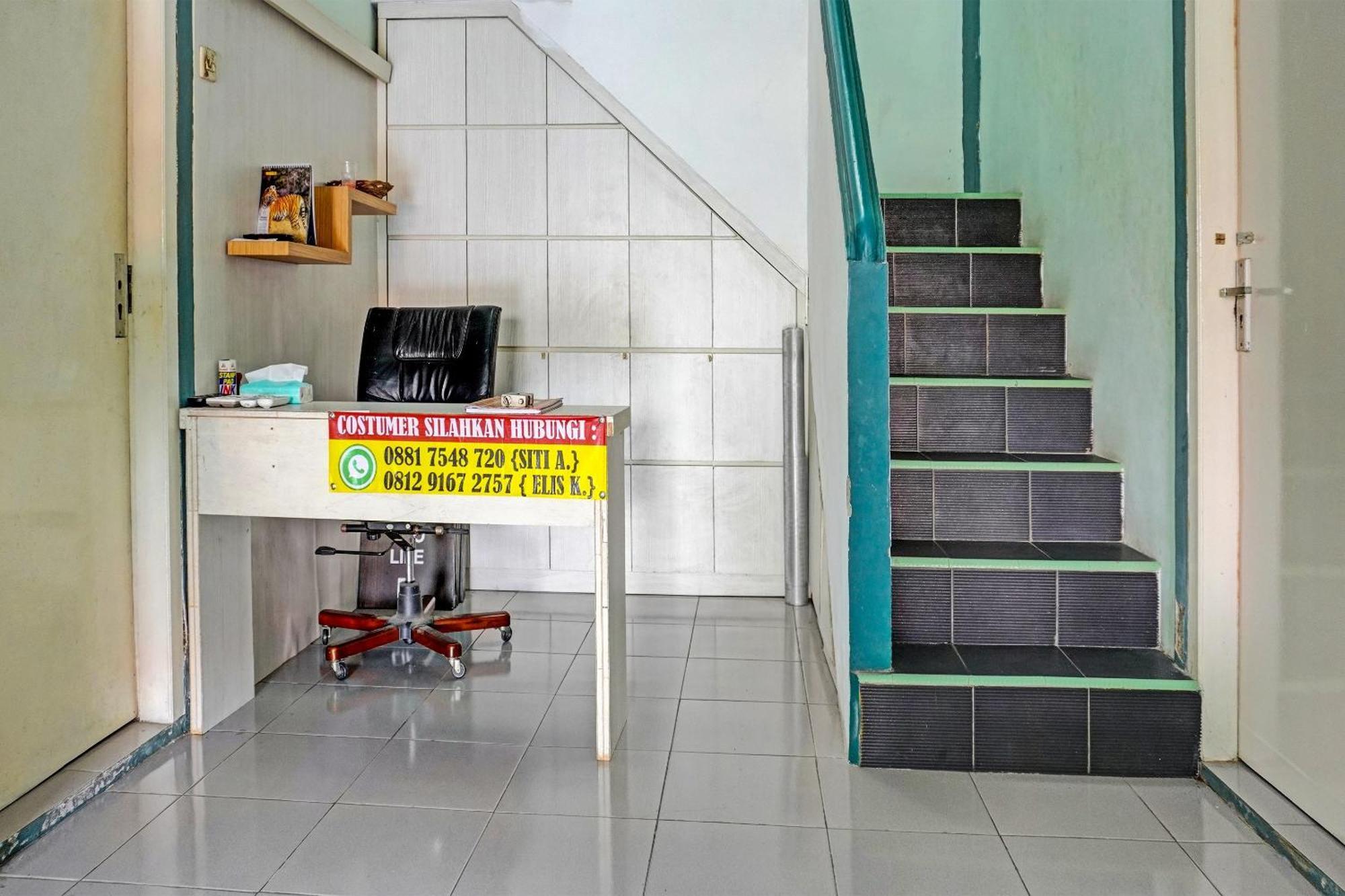 Oyo 91731 Home Stay Elis Cateliya Syariah Караванг Экстерьер фото