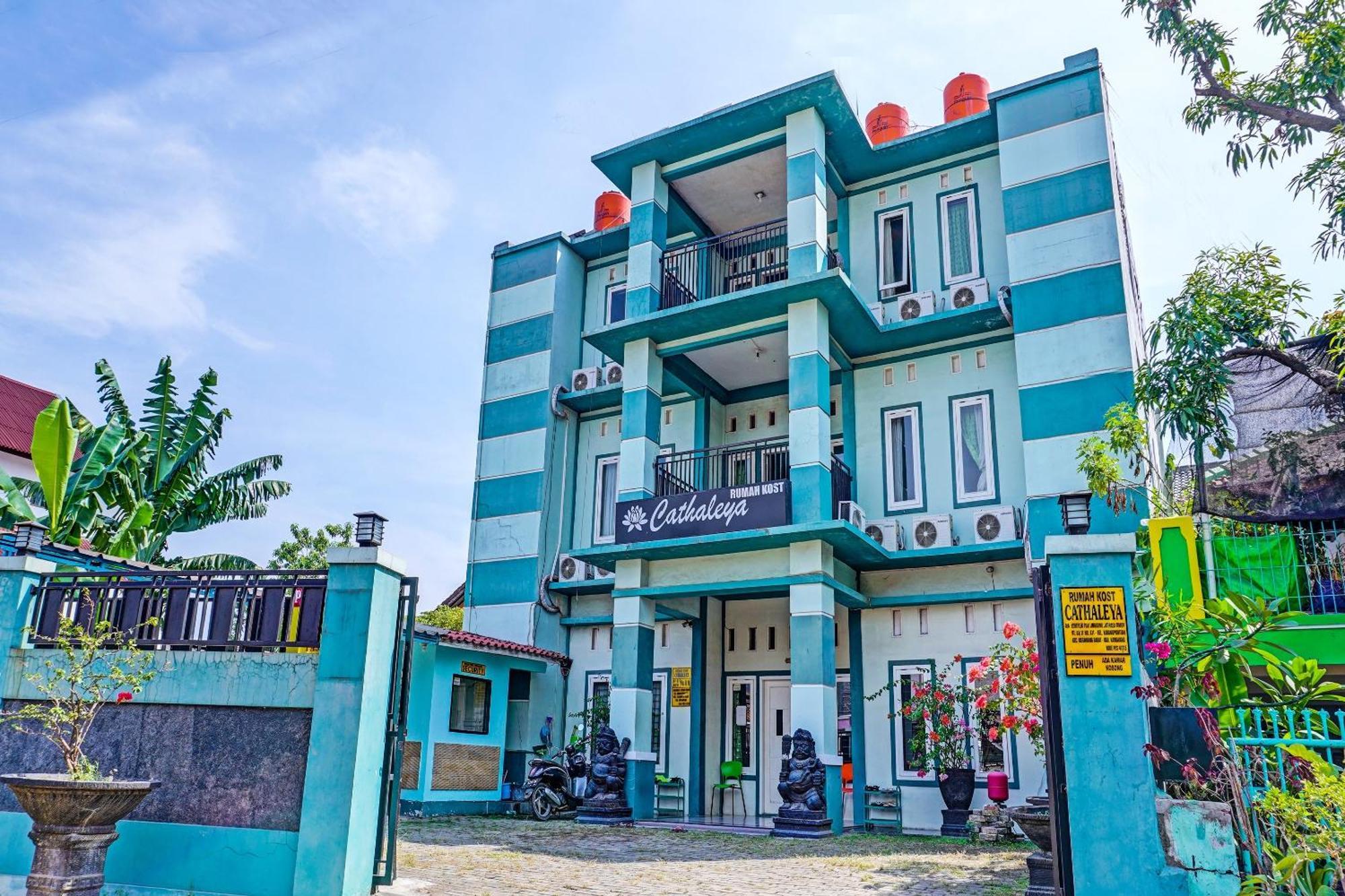 Oyo 91731 Home Stay Elis Cateliya Syariah Караванг Экстерьер фото