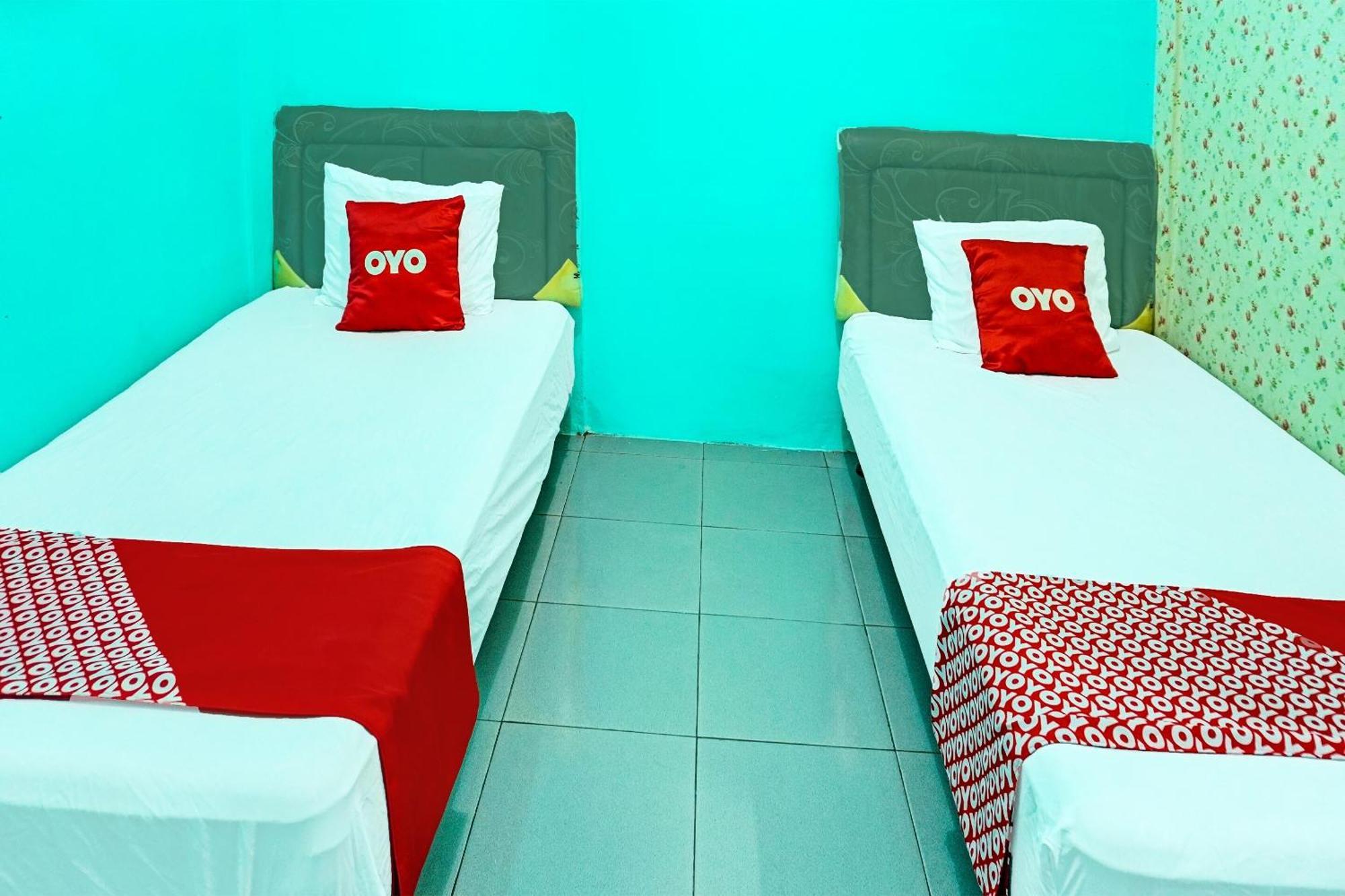 Oyo 91731 Home Stay Elis Cateliya Syariah Караванг Экстерьер фото