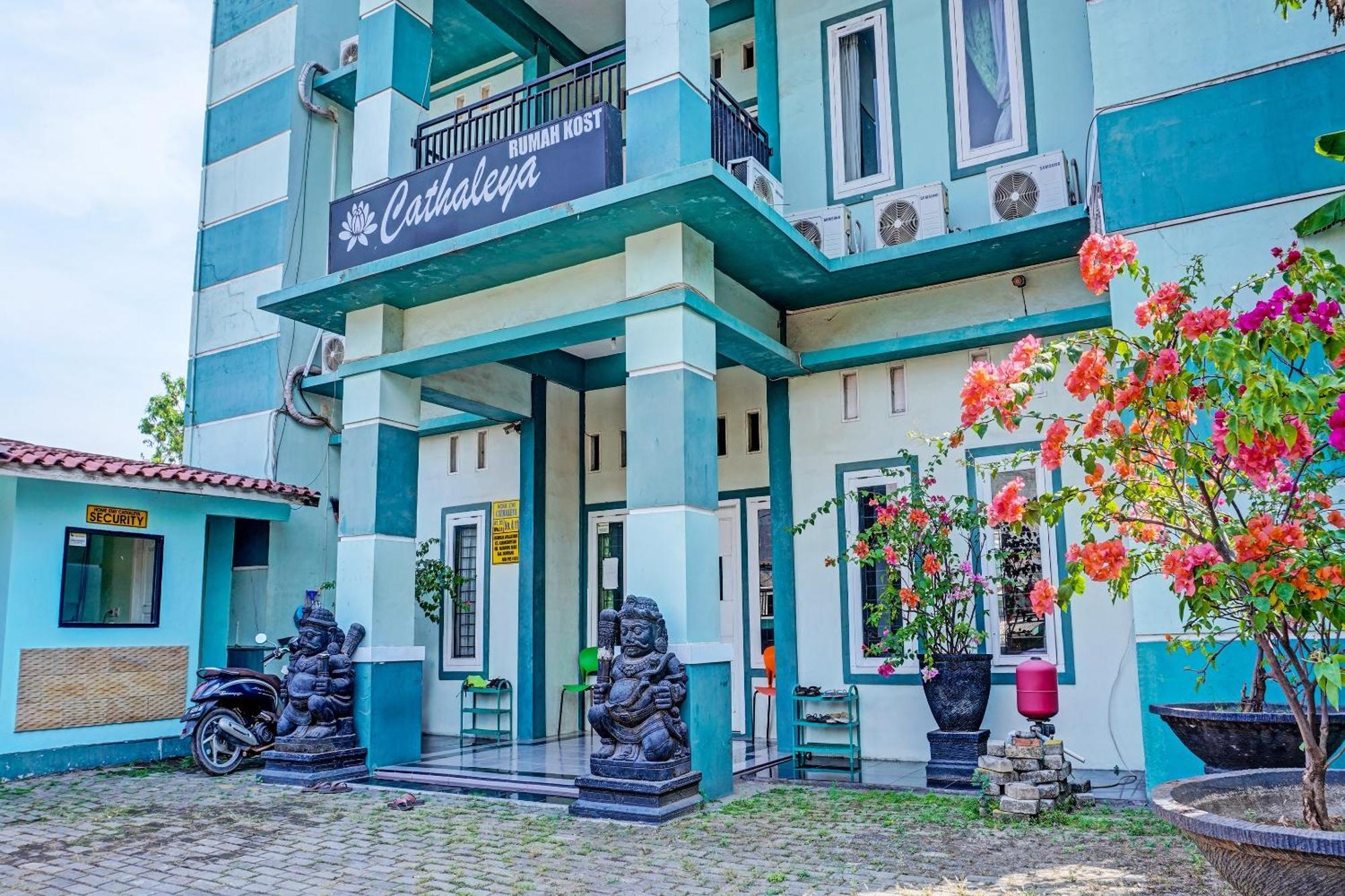 Oyo 91731 Home Stay Elis Cateliya Syariah Караванг Экстерьер фото