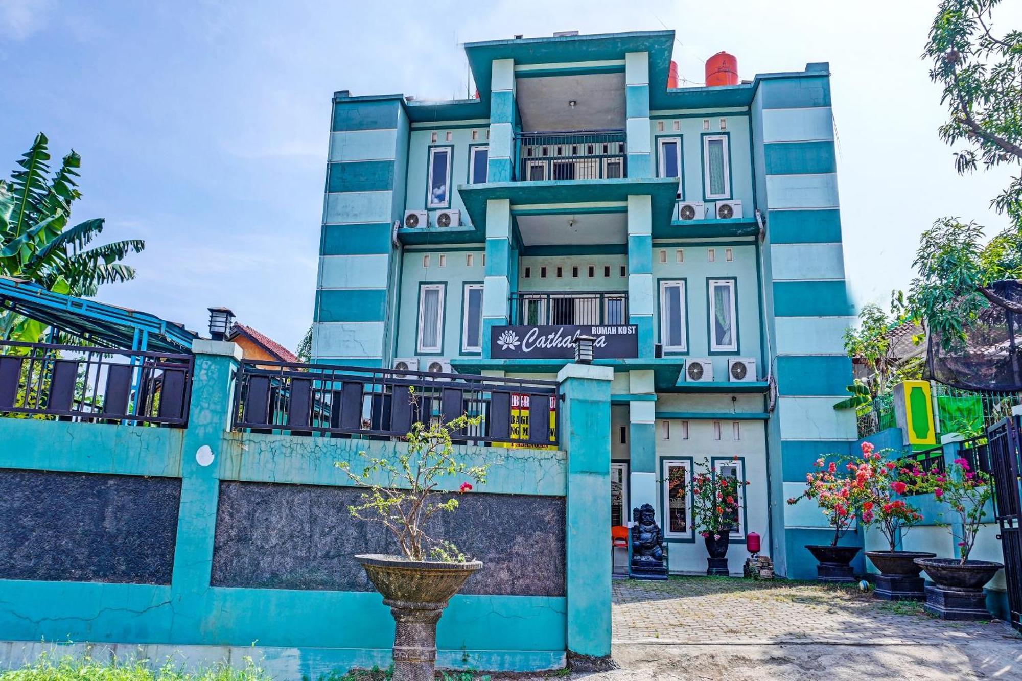 Oyo 91731 Home Stay Elis Cateliya Syariah Караванг Экстерьер фото